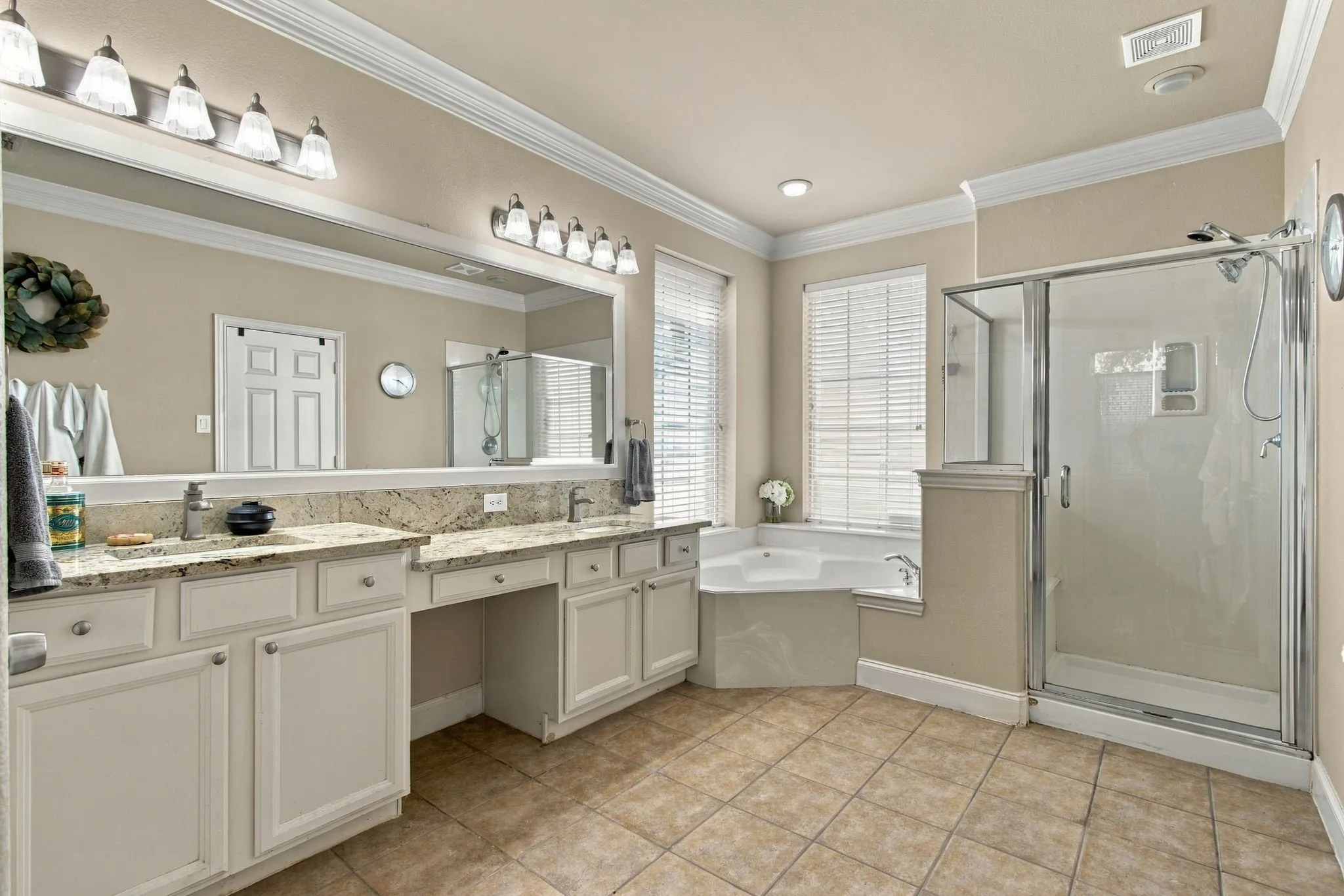 Single Family Residence For Sale in Denton County , 700 Paradise Cove, Shady Shores, Texas 76208, 4 Bedroom, 4 Bathroom, 3 Garage spaces, 3,568 Sqft, built in 2005, mls#21383966, Real Estate Agent in Shady Shores, Homes For Sale in Denton county, Homes For Sale in Shady Shores, Realtor in Shady Shores Texas, Real Estate Brokerage Independent Realty Texas, Luminita Cordes Realtor