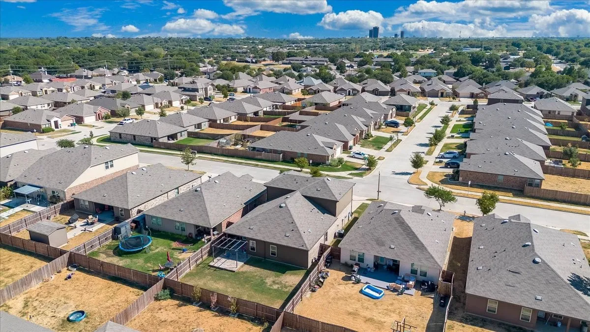 Single Family Residence For Sale in Denton County , 220 Evers Way, Denton, Texas 76207, 4 Bedroom, 3 Bathroom, 2 Garage spaces, 2,697 Sqft, built in 2019, mls#21389402, Real Estate Agent in Denton, Homes For Sale in Denton county, Homes For Sale in Denton, Realtor in Denton Texas, Real Estate Brokerage Independent Realty Texas, Luminita Cordes Realtor