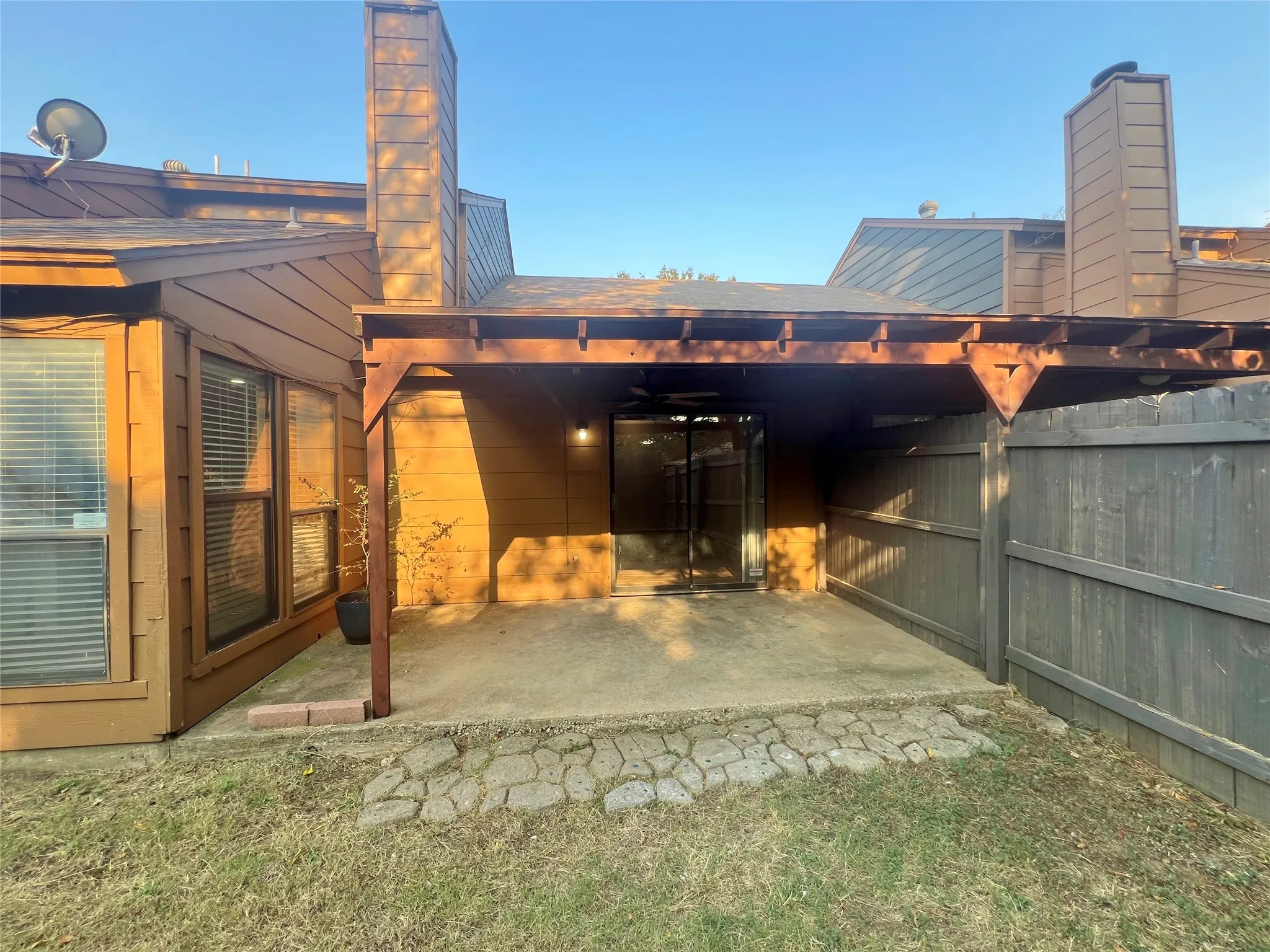Townhouse For Rent in Dallas County , 1910 Wilshire Drive, Irving, Texas 75061, 2 Bedroom, 2 Bathroom, 2 Garage spaces, 1,319 Sqft, built in 1984, mls#21389518, Real Estate Agent in Irving, Homes For Rent in Dallas county, Homes For Rent in Irving, Realtor in Irving Texas, Real Estate Brokerage Independent Realty Texas, Luminita Cordes Realtor