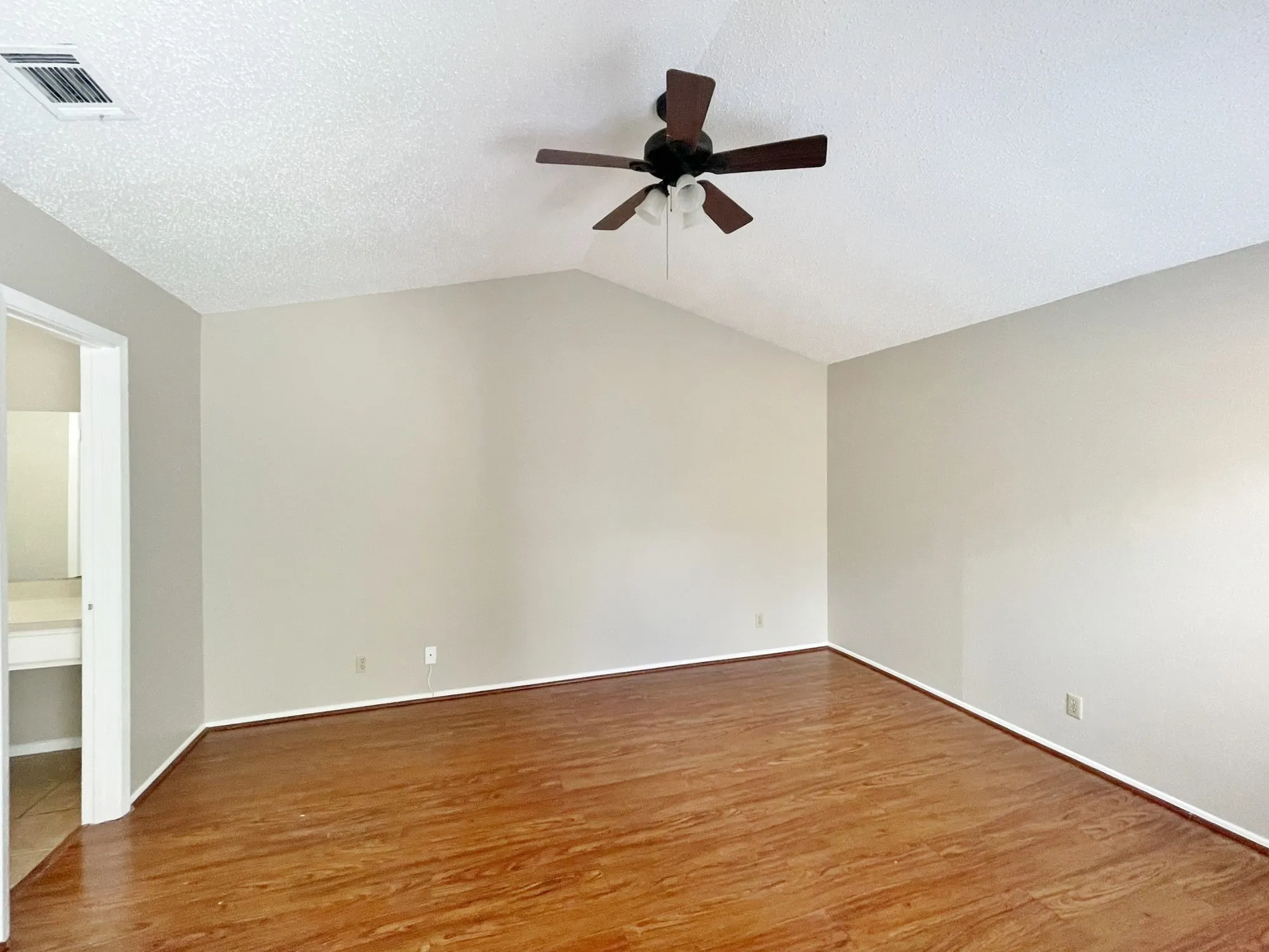 Townhouse For Rent in Dallas County , 1910 Wilshire Drive, Irving, Texas 75061, 2 Bedroom, 2 Bathroom, 2 Garage spaces, 1,319 Sqft, built in 1984, mls#21389518, Real Estate Agent in Irving, Homes For Rent in Dallas county, Homes For Rent in Irving, Realtor in Irving Texas, Real Estate Brokerage Independent Realty Texas, Luminita Cordes Realtor