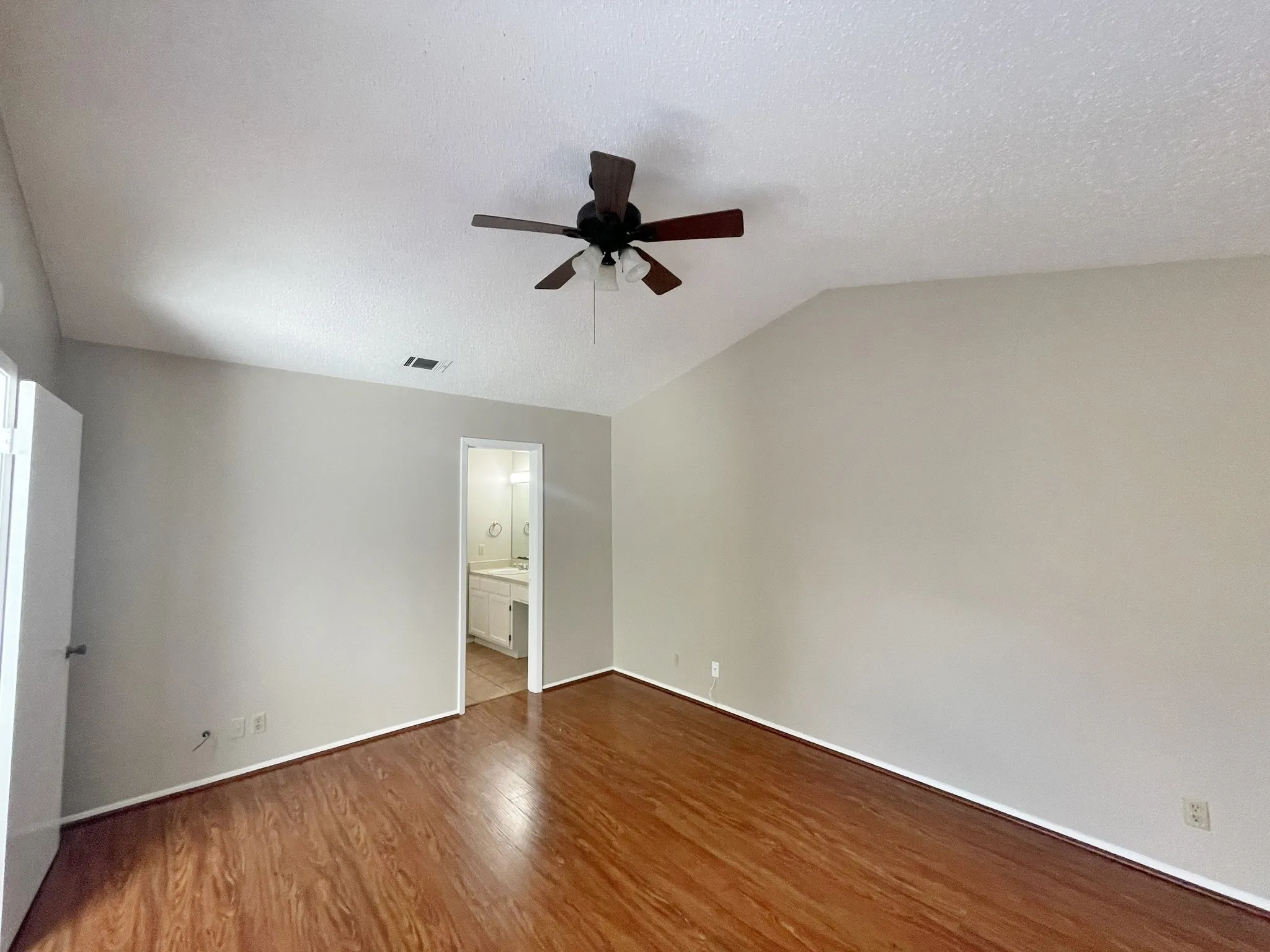 Townhouse For Rent in Dallas County , 1910 Wilshire Drive, Irving, Texas 75061, 2 Bedroom, 2 Bathroom, 2 Garage spaces, 1,319 Sqft, built in 1984, mls#21389518, Real Estate Agent in Irving, Homes For Rent in Dallas county, Homes For Rent in Irving, Realtor in Irving Texas, Real Estate Brokerage Independent Realty Texas, Luminita Cordes Realtor