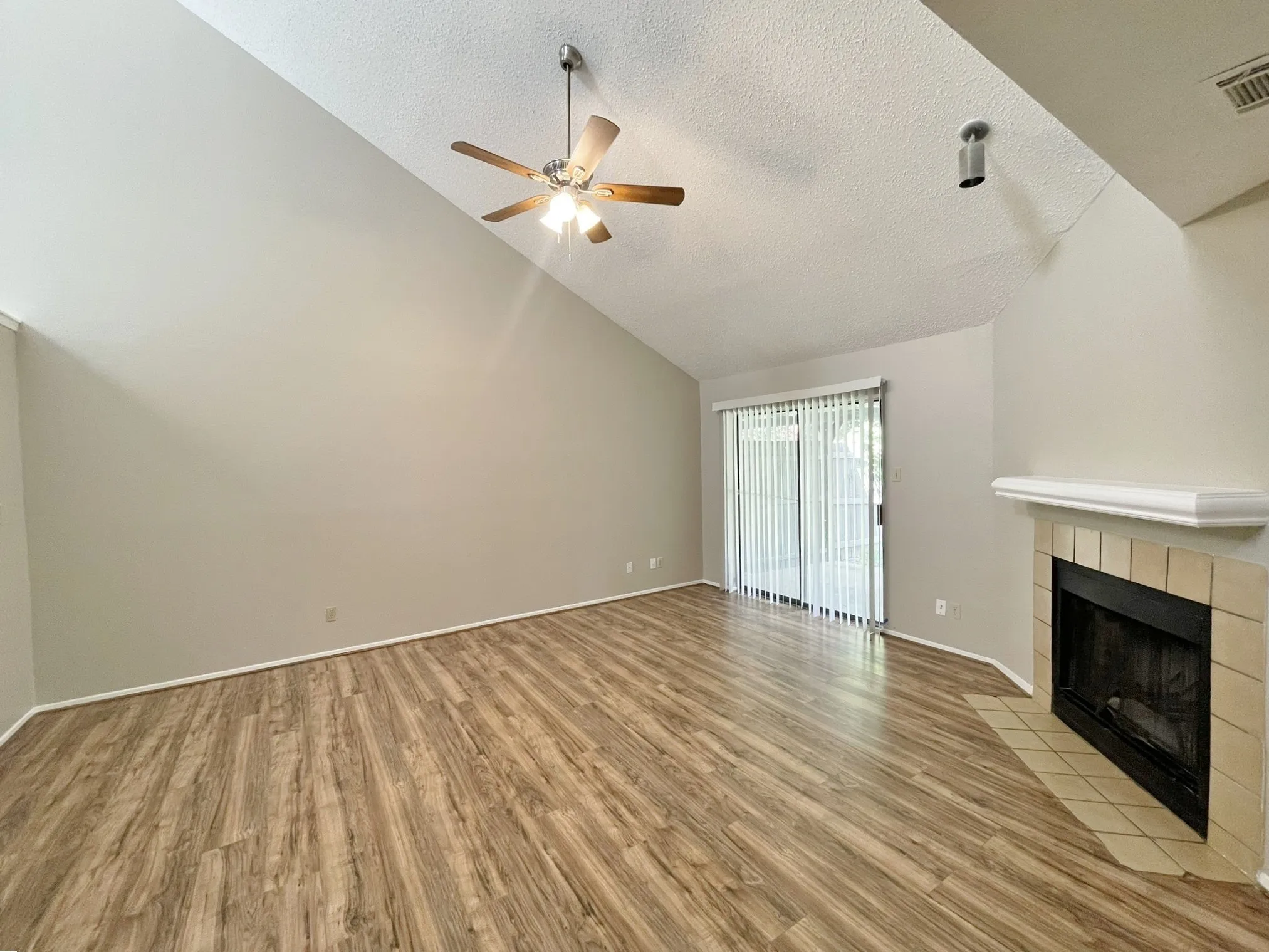 Townhouse For Rent in Dallas County , 1910 Wilshire Drive, Irving, Texas 75061, 2 Bedroom, 2 Bathroom, 2 Garage spaces, 1,319 Sqft, built in 1984, mls#21389518, Real Estate Agent in Irving, Homes For Rent in Dallas county, Homes For Rent in Irving, Realtor in Irving Texas, Real Estate Brokerage Independent Realty Texas, Luminita Cordes Realtor