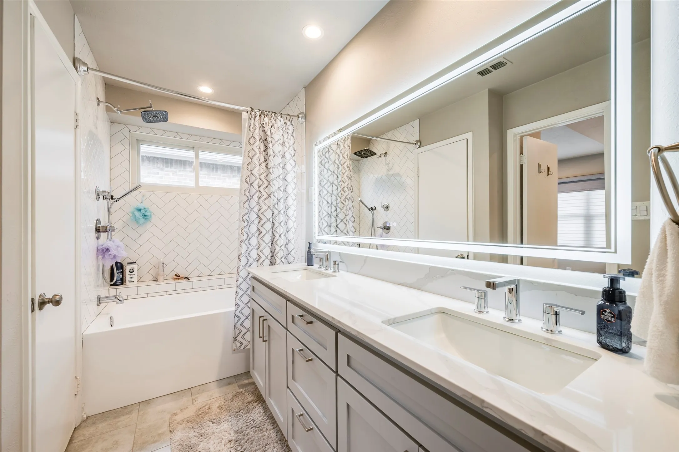 Double vanity and deep soaking tub