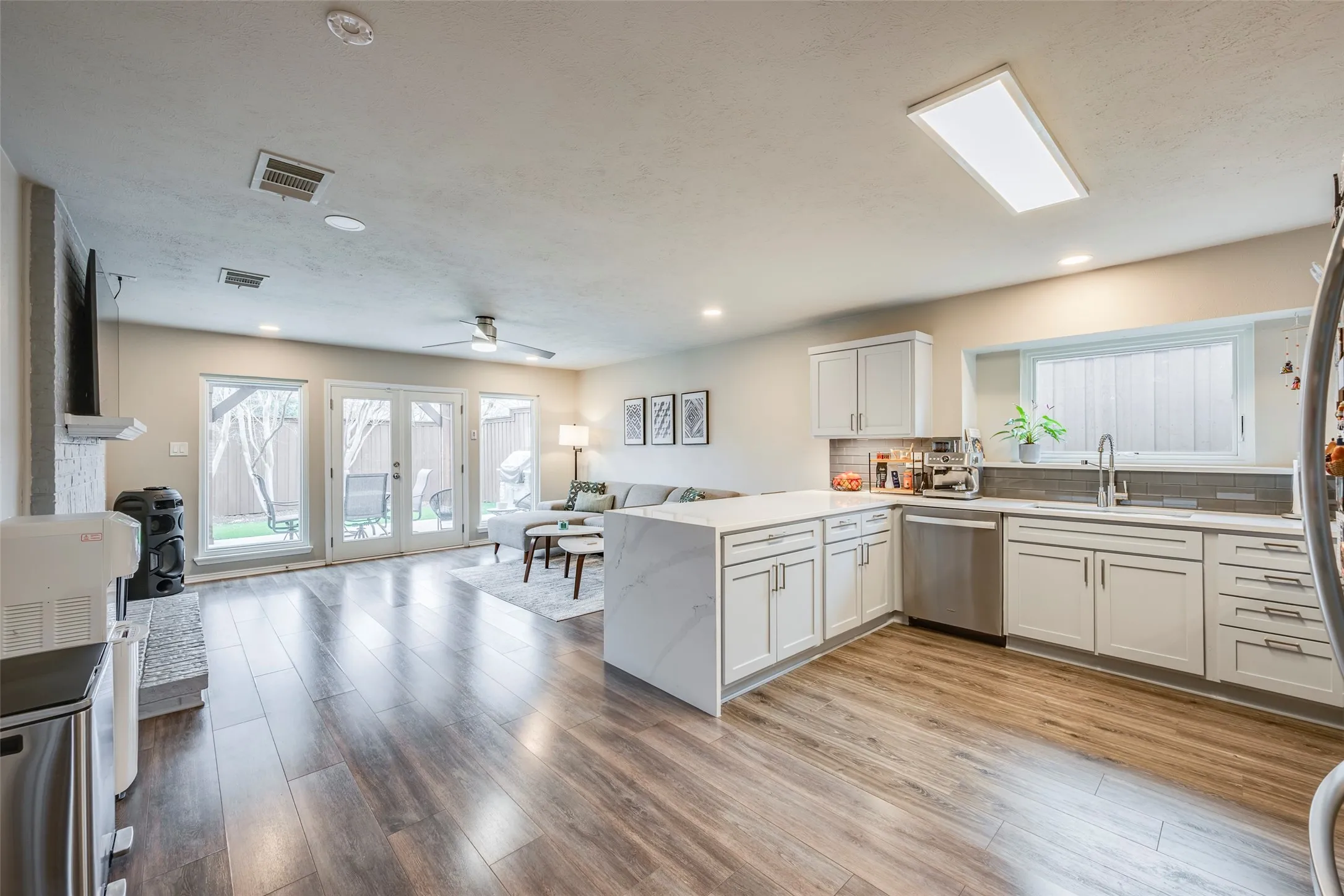 Single Family Residence For Sale in Collin County , 1609 Toddville Circle, Plano, Texas 75025, 3 Bedroom, 2 Bathroom, 2 Garage spaces, 1,758 Sqft, built in 1986, mls#21389525, Real Estate Agent in Plano, Homes For Sale in Collin county, Homes For Sale in Plano, Realtor in Plano Texas, Real Estate Brokerage Independent Realty Texas, Luminita Cordes Realtor