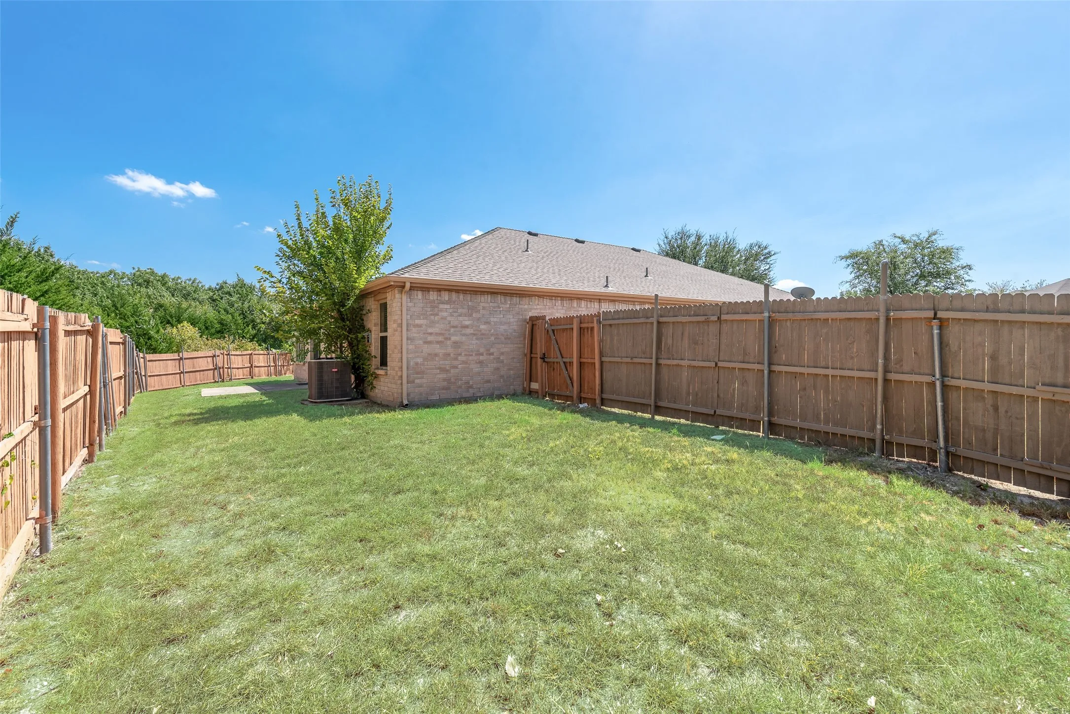 Single Family Residence For Sale in Dallas County , 403 Welcome Street, Cedar Hill, Texas 75104, 4 Bedroom, 2 Bathroom, 2 Garage spaces, 2,101 Sqft, built in 2010, mls#21387092, Real Estate Agent in Cedar Hill, Homes For Sale in Dallas county, Homes For Sale in Cedar Hill, Realtor in Cedar Hill Texas, Real Estate Brokerage Independent Realty Texas, Luminita Cordes Realtor