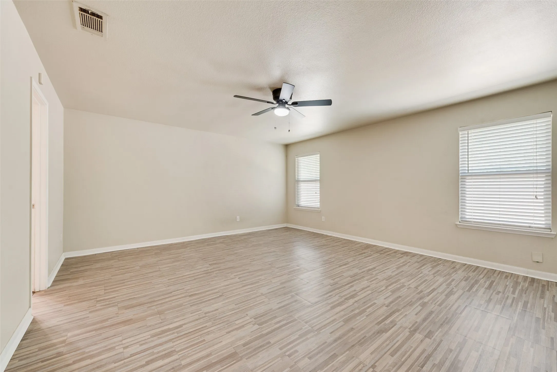 Single Family Residence For Sale in Dallas County , 403 Welcome Street, Cedar Hill, Texas 75104, 4 Bedroom, 2 Bathroom, 2 Garage spaces, 2,101 Sqft, built in 2010, mls#21387092, Real Estate Agent in Cedar Hill, Homes For Sale in Dallas county, Homes For Sale in Cedar Hill, Realtor in Cedar Hill Texas, Real Estate Brokerage Independent Realty Texas, Luminita Cordes Realtor