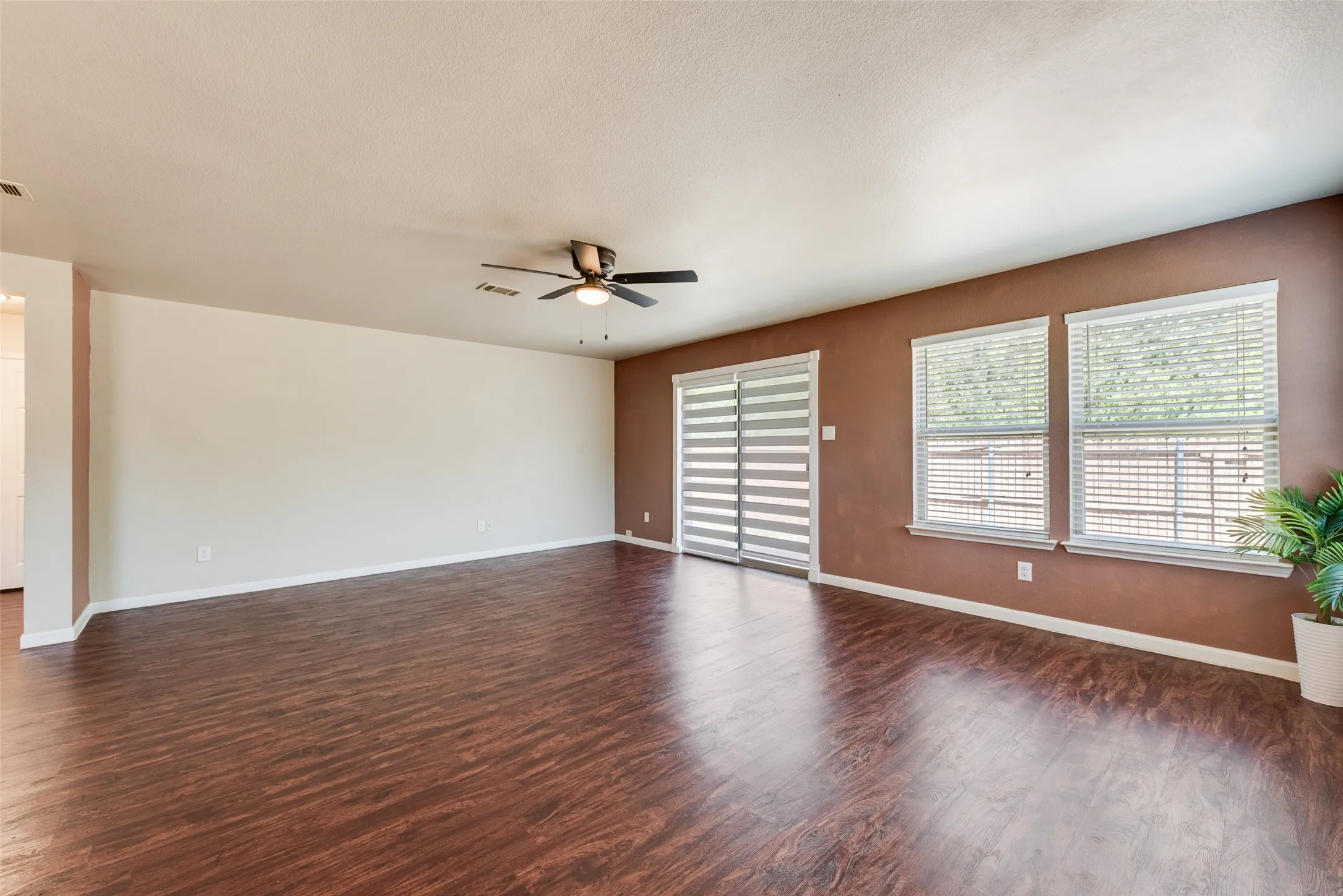 Single Family Residence For Sale in Dallas County , 403 Welcome Street, Cedar Hill, Texas 75104, 4 Bedroom, 2 Bathroom, 2 Garage spaces, 2,101 Sqft, built in 2010, mls#21387092, Real Estate Agent in Cedar Hill, Homes For Sale in Dallas county, Homes For Sale in Cedar Hill, Realtor in Cedar Hill Texas, Real Estate Brokerage Independent Realty Texas, Luminita Cordes Realtor
