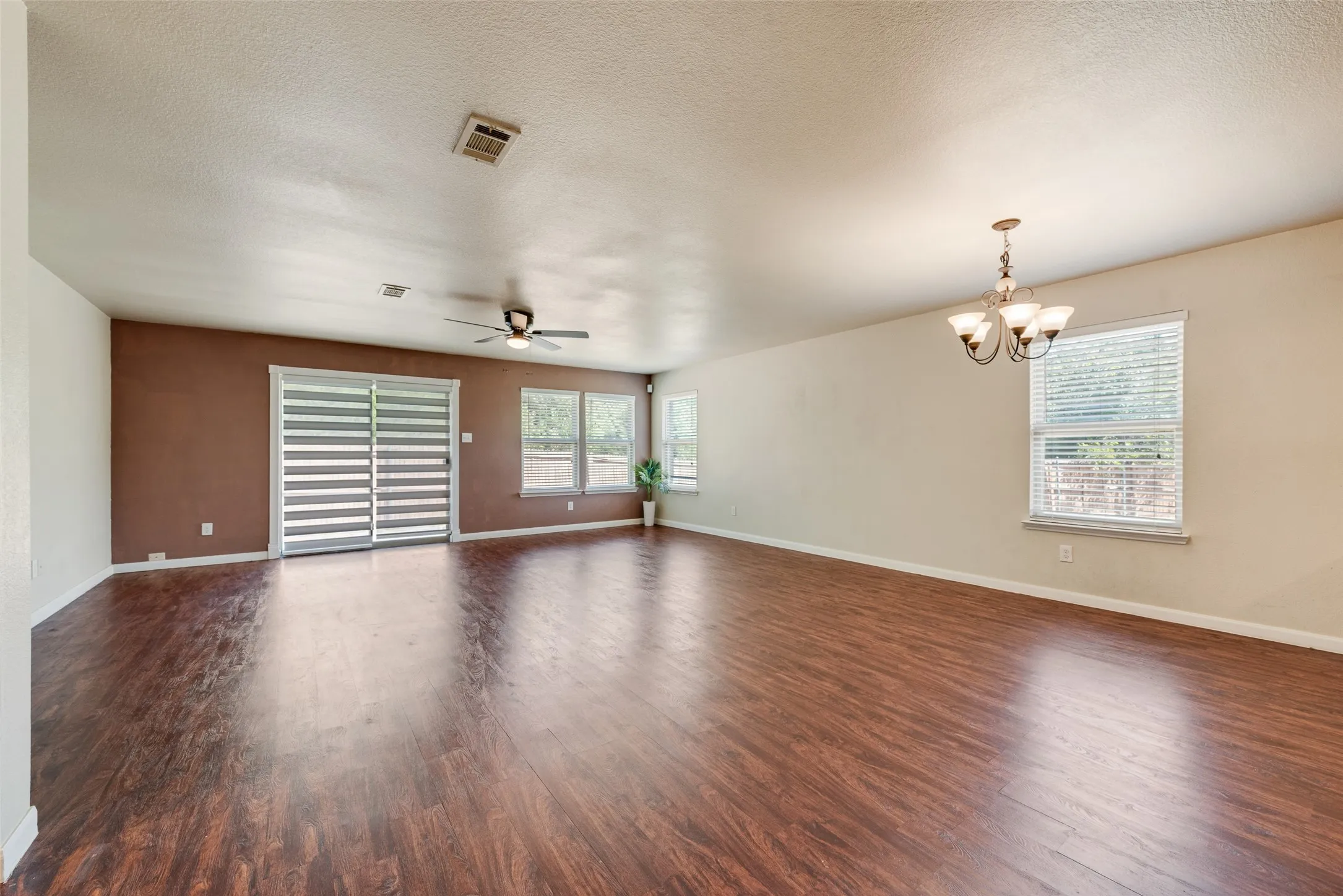 Single Family Residence For Sale in Dallas County , 403 Welcome Street, Cedar Hill, Texas 75104, 4 Bedroom, 2 Bathroom, 2 Garage spaces, 2,101 Sqft, built in 2010, mls#21387092, Real Estate Agent in Cedar Hill, Homes For Sale in Dallas county, Homes For Sale in Cedar Hill, Realtor in Cedar Hill Texas, Real Estate Brokerage Independent Realty Texas, Luminita Cordes Realtor