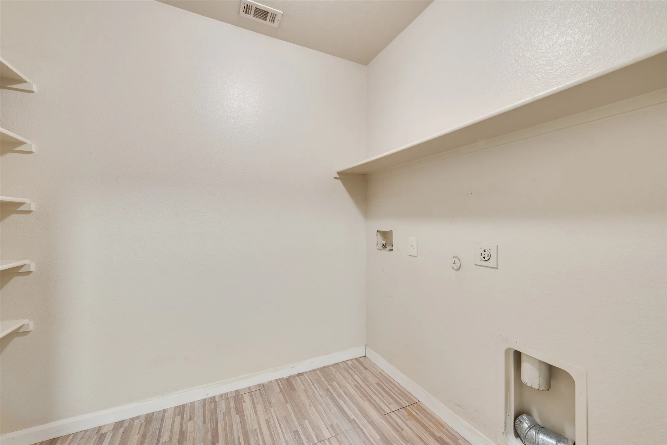 Single Family Residence For Sale in Dallas County , 403 Welcome Street, Cedar Hill, Texas 75104, 4 Bedroom, 2 Bathroom, 2 Garage spaces, 2,101 Sqft, built in 2010, mls#21387092, Real Estate Agent in Cedar Hill, Homes For Sale in Dallas county, Homes For Sale in Cedar Hill, Realtor in Cedar Hill Texas, Real Estate Brokerage Independent Realty Texas, Luminita Cordes Realtor