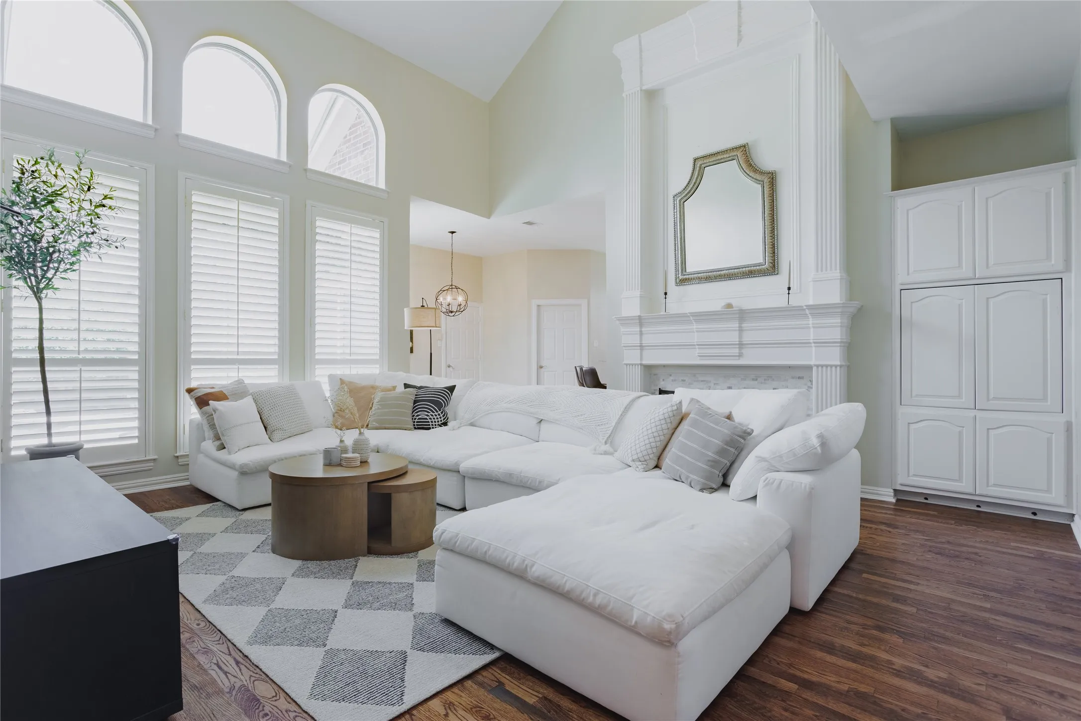 2 Story Family room with Tons of Natural Lighting and Open Floorplan Views.