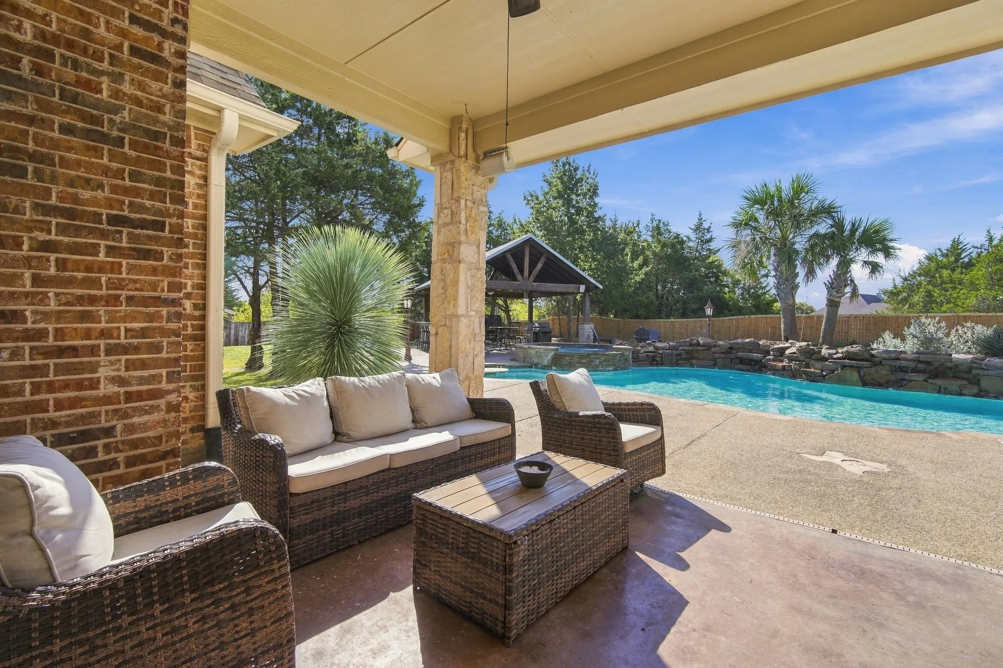 Single Family Residence For Sale in Ellis County , 4050 Wisteria Trail, Midlothian, Texas 76065, 4 Bedroom, 4 Bathroom, 4 Garage spaces, 3,614 Sqft, built in 2006, mls#21376104, Real Estate Agent in Midlothian, Homes For Sale in Ellis county, Homes For Sale in Midlothian, Realtor in Midlothian Texas, Real Estate Brokerage Independent Realty Texas, Luminita Cordes Realtor