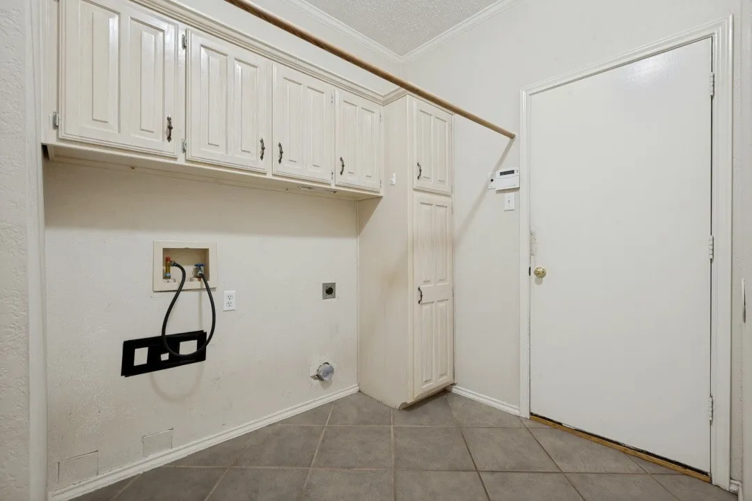 Single Family Residence For Sale in Dallas County , 5212 Whispering Oaks Drive, Dallas, Texas 75236, 3 Bedroom, 3 Bathroom, 2 Garage spaces, 2,577 Sqft, built in 1987, mls#21388634, Real Estate Agent in Dallas, Homes For Sale in Dallas county, Homes For Sale in Dallas, Realtor in Dallas Texas, Real Estate Brokerage Independent Realty Texas, Luminita Cordes Realtor