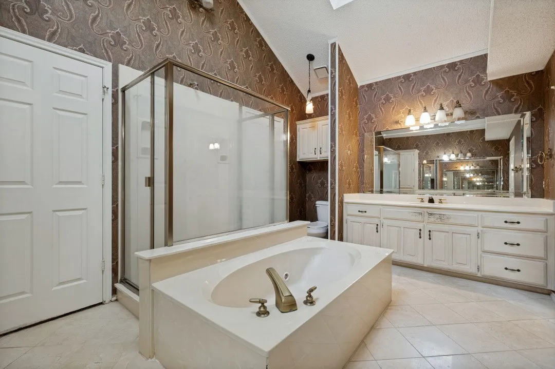 Single Family Residence For Sale in Dallas County , 5212 Whispering Oaks Drive, Dallas, Texas 75236, 3 Bedroom, 3 Bathroom, 2 Garage spaces, 2,577 Sqft, built in 1987, mls#21388634, Real Estate Agent in Dallas, Homes For Sale in Dallas county, Homes For Sale in Dallas, Realtor in Dallas Texas, Real Estate Brokerage Independent Realty Texas, Luminita Cordes Realtor