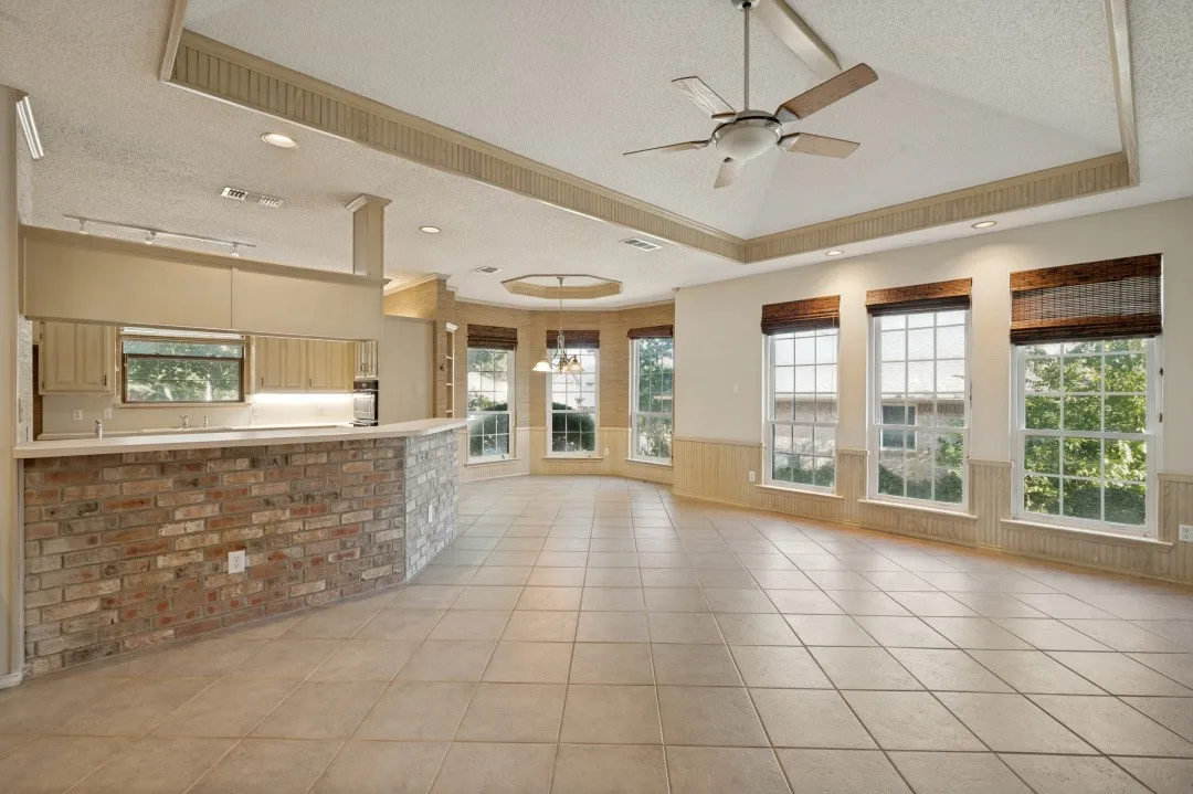 Single Family Residence For Sale in Dallas County , 5212 Whispering Oaks Drive, Dallas, Texas 75236, 3 Bedroom, 3 Bathroom, 2 Garage spaces, 2,577 Sqft, built in 1987, mls#21388634, Real Estate Agent in Dallas, Homes For Sale in Dallas county, Homes For Sale in Dallas, Realtor in Dallas Texas, Real Estate Brokerage Independent Realty Texas, Luminita Cordes Realtor