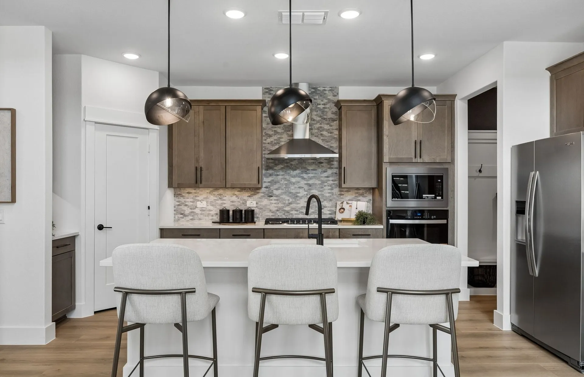 *Model Representation - Spacious kitchen with eat-in bartop island