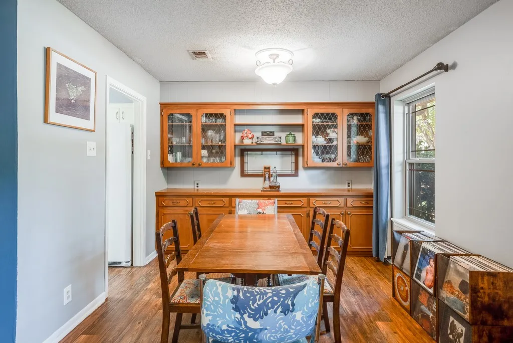 Single Family Residence For Sale in Grayson County , 2702 Shoreline Drive, Sherman, Texas 75092, 3 Bedroom, 2 Bathroom, 2 Garage spaces, 2,067 Sqft, built in 1968, mls#21356308, Real Estate Agent in Sherman, Homes For Sale in Grayson county, Homes For Sale in Sherman, Realtor in Sherman Texas, Real Estate Brokerage Independent Realty Texas, Luminita Cordes Realtor