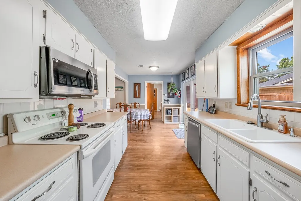 Single Family Residence For Sale in Grayson County , 2702 Shoreline Drive, Sherman, Texas 75092, 3 Bedroom, 2 Bathroom, 2 Garage spaces, 2,067 Sqft, built in 1968, mls#21356308, Real Estate Agent in Sherman, Homes For Sale in Grayson county, Homes For Sale in Sherman, Realtor in Sherman Texas, Real Estate Brokerage Independent Realty Texas, Luminita Cordes Realtor