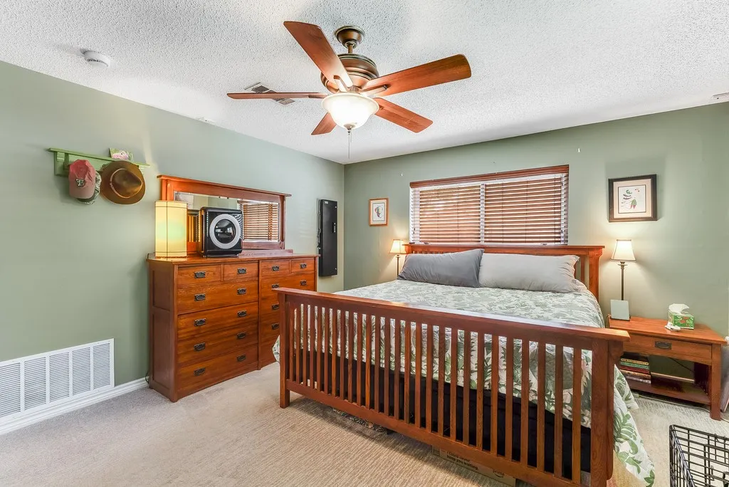 Single Family Residence For Sale in Grayson County , 2702 Shoreline Drive, Sherman, Texas 75092, 3 Bedroom, 2 Bathroom, 2 Garage spaces, 2,067 Sqft, built in 1968, mls#21356308, Real Estate Agent in Sherman, Homes For Sale in Grayson county, Homes For Sale in Sherman, Realtor in Sherman Texas, Real Estate Brokerage Independent Realty Texas, Luminita Cordes Realtor