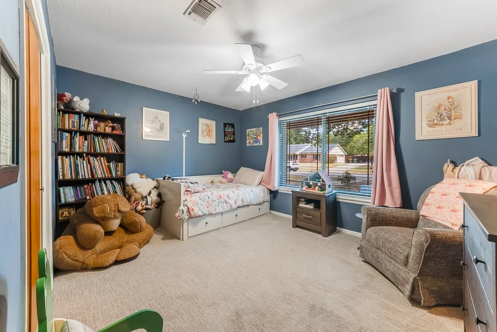 Single Family Residence For Sale in Grayson County , 2702 Shoreline Drive, Sherman, Texas 75092, 3 Bedroom, 2 Bathroom, 2 Garage spaces, 2,067 Sqft, built in 1968, mls#21356308, Real Estate Agent in Sherman, Homes For Sale in Grayson county, Homes For Sale in Sherman, Realtor in Sherman Texas, Real Estate Brokerage Independent Realty Texas, Luminita Cordes Realtor