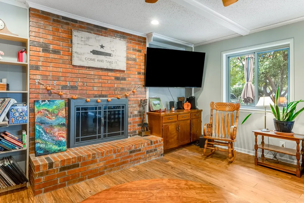 Single Family Residence For Sale in Grayson County , 2702 Shoreline Drive, Sherman, Texas 75092, 3 Bedroom, 2 Bathroom, 2 Garage spaces, 2,067 Sqft, built in 1968, mls#21356308, Real Estate Agent in Sherman, Homes For Sale in Grayson county, Homes For Sale in Sherman, Realtor in Sherman Texas, Real Estate Brokerage Independent Realty Texas, Luminita Cordes Realtor