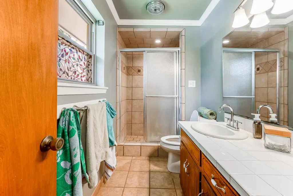 Single Family Residence For Sale in Grayson County , 2702 Shoreline Drive, Sherman, Texas 75092, 3 Bedroom, 2 Bathroom, 2 Garage spaces, 2,067 Sqft, built in 1968, mls#21356308, Real Estate Agent in Sherman, Homes For Sale in Grayson county, Homes For Sale in Sherman, Realtor in Sherman Texas, Real Estate Brokerage Independent Realty Texas, Luminita Cordes Realtor