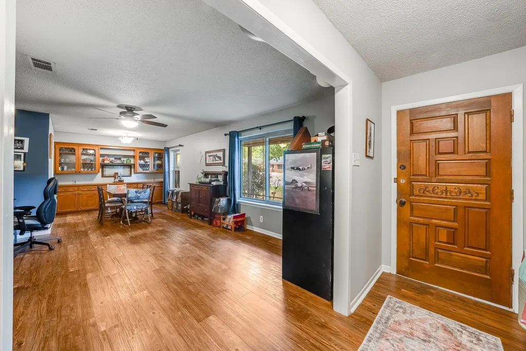 Single Family Residence For Sale in Grayson County , 2702 Shoreline Drive, Sherman, Texas 75092, 3 Bedroom, 2 Bathroom, 2 Garage spaces, 2,067 Sqft, built in 1968, mls#21356308, Real Estate Agent in Sherman, Homes For Sale in Grayson county, Homes For Sale in Sherman, Realtor in Sherman Texas, Real Estate Brokerage Independent Realty Texas, Luminita Cordes Realtor