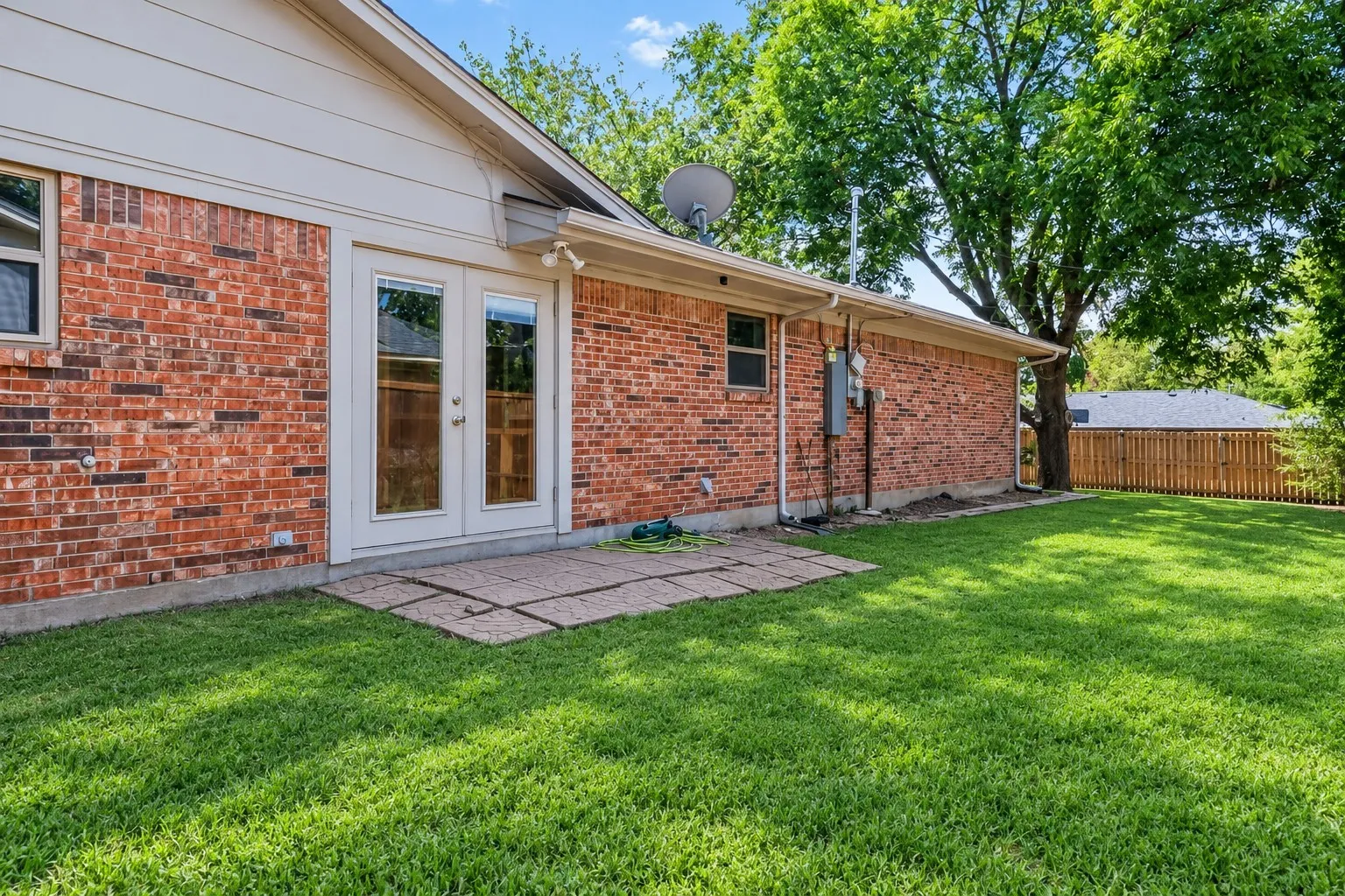Single Family Residence For Sale in Grayson County , 2702 Shoreline Drive, Sherman, Texas 75092, 3 Bedroom, 2 Bathroom, 2 Garage spaces, 2,067 Sqft, built in 1968, mls#21356308, Real Estate Agent in Sherman, Homes For Sale in Grayson county, Homes For Sale in Sherman, Realtor in Sherman Texas, Real Estate Brokerage Independent Realty Texas, Luminita Cordes Realtor