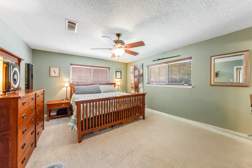 Single Family Residence For Sale in Grayson County , 2702 Shoreline Drive, Sherman, Texas 75092, 3 Bedroom, 2 Bathroom, 2 Garage spaces, 2,067 Sqft, built in 1968, mls#21356308, Real Estate Agent in Sherman, Homes For Sale in Grayson county, Homes For Sale in Sherman, Realtor in Sherman Texas, Real Estate Brokerage Independent Realty Texas, Luminita Cordes Realtor