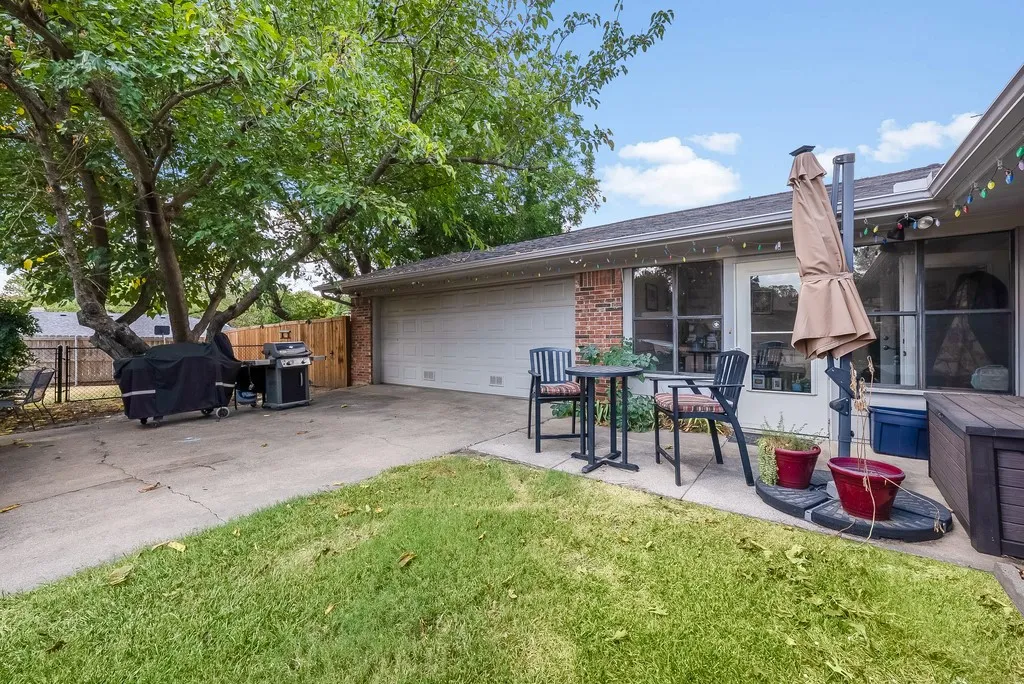 Single Family Residence For Sale in Grayson County , 2702 Shoreline Drive, Sherman, Texas 75092, 3 Bedroom, 2 Bathroom, 2 Garage spaces, 2,067 Sqft, built in 1968, mls#21356308, Real Estate Agent in Sherman, Homes For Sale in Grayson county, Homes For Sale in Sherman, Realtor in Sherman Texas, Real Estate Brokerage Independent Realty Texas, Luminita Cordes Realtor