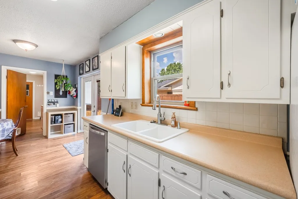 Single Family Residence For Sale in Grayson County , 2702 Shoreline Drive, Sherman, Texas 75092, 3 Bedroom, 2 Bathroom, 2 Garage spaces, 2,067 Sqft, built in 1968, mls#21356308, Real Estate Agent in Sherman, Homes For Sale in Grayson county, Homes For Sale in Sherman, Realtor in Sherman Texas, Real Estate Brokerage Independent Realty Texas, Luminita Cordes Realtor