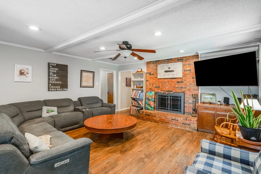 Single Family Residence For Sale in Grayson County , 2702 Shoreline Drive, Sherman, Texas 75092, 3 Bedroom, 2 Bathroom, 2 Garage spaces, 2,067 Sqft, built in 1968, mls#21356308, Real Estate Agent in Sherman, Homes For Sale in Grayson county, Homes For Sale in Sherman, Realtor in Sherman Texas, Real Estate Brokerage Independent Realty Texas, Luminita Cordes Realtor