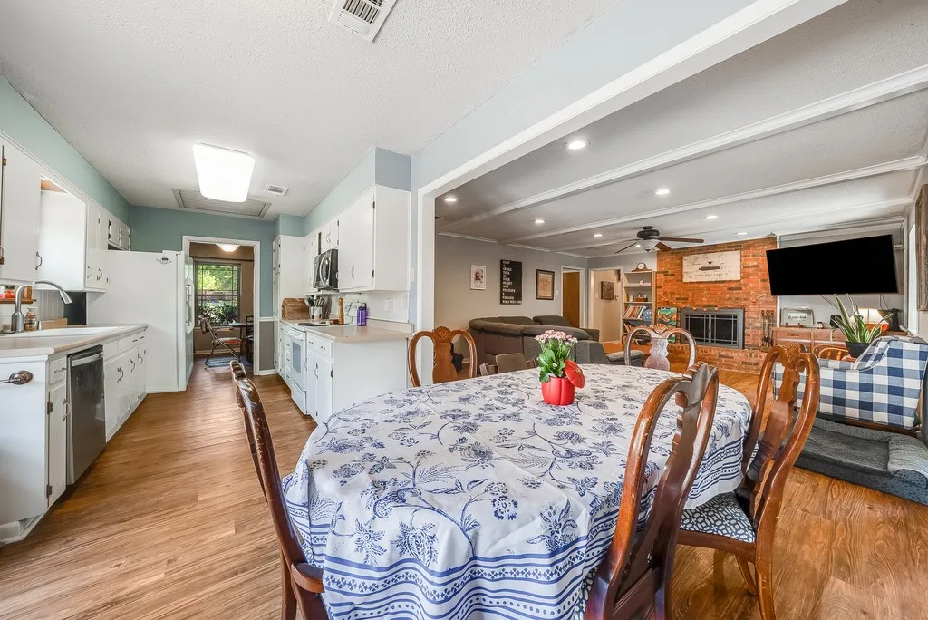 Single Family Residence For Sale in Grayson County , 2702 Shoreline Drive, Sherman, Texas 75092, 3 Bedroom, 2 Bathroom, 2 Garage spaces, 2,067 Sqft, built in 1968, mls#21356308, Real Estate Agent in Sherman, Homes For Sale in Grayson county, Homes For Sale in Sherman, Realtor in Sherman Texas, Real Estate Brokerage Independent Realty Texas, Luminita Cordes Realtor