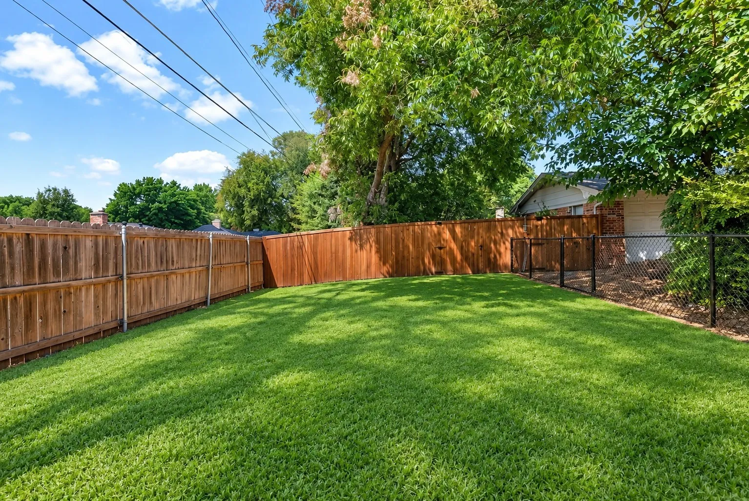 Single Family Residence For Sale in Grayson County , 2702 Shoreline Drive, Sherman, Texas 75092, 3 Bedroom, 2 Bathroom, 2 Garage spaces, 2,067 Sqft, built in 1968, mls#21356308, Real Estate Agent in Sherman, Homes For Sale in Grayson county, Homes For Sale in Sherman, Realtor in Sherman Texas, Real Estate Brokerage Independent Realty Texas, Luminita Cordes Realtor