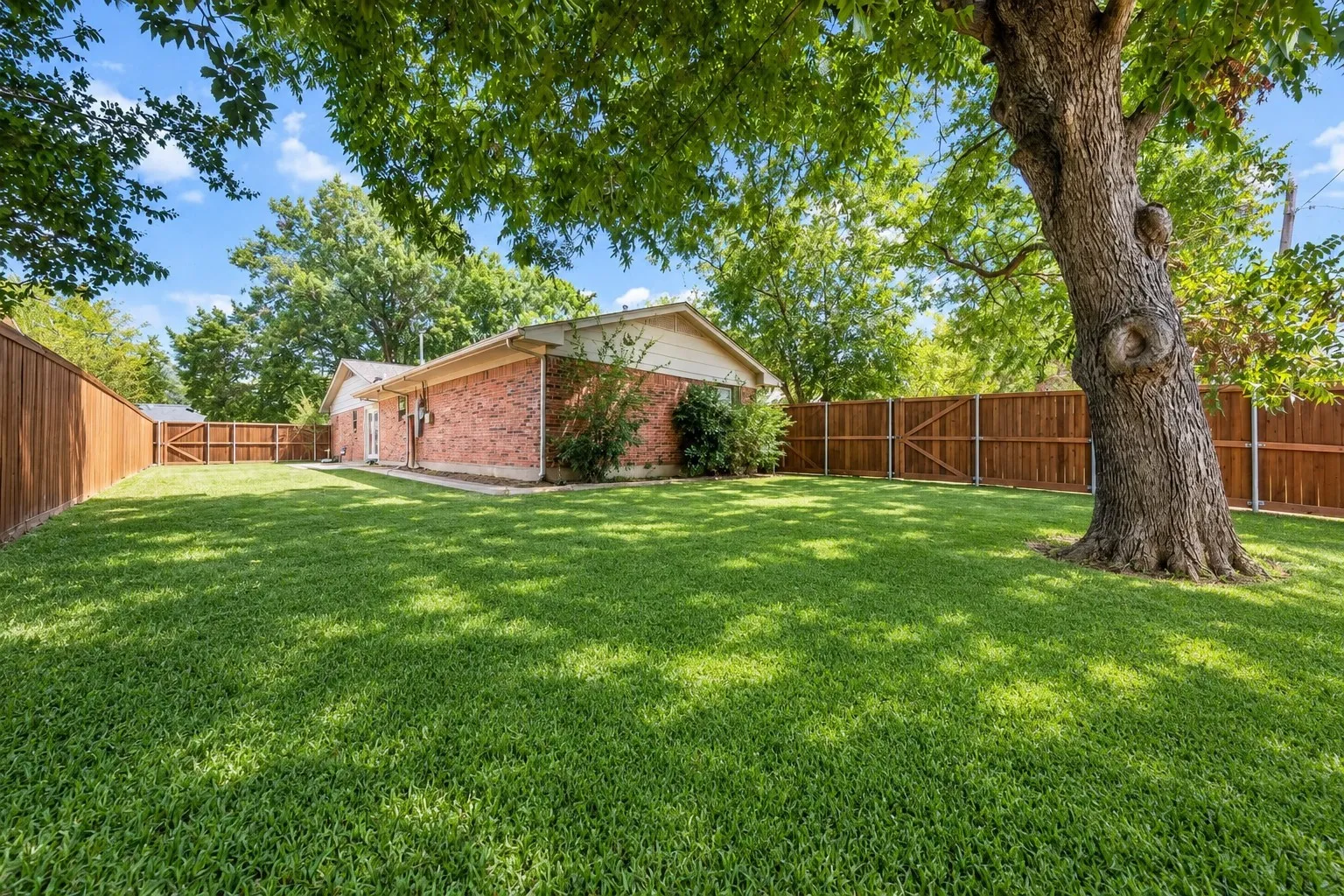 Single Family Residence For Sale in Grayson County , 2702 Shoreline Drive, Sherman, Texas 75092, 3 Bedroom, 2 Bathroom, 2 Garage spaces, 2,067 Sqft, built in 1968, mls#21356308, Real Estate Agent in Sherman, Homes For Sale in Grayson county, Homes For Sale in Sherman, Realtor in Sherman Texas, Real Estate Brokerage Independent Realty Texas, Luminita Cordes Realtor