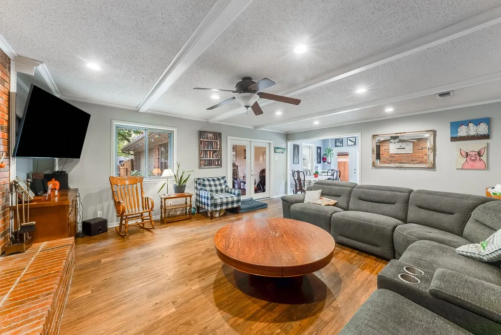 Single Family Residence For Sale in Grayson County , 2702 Shoreline Drive, Sherman, Texas 75092, 3 Bedroom, 2 Bathroom, 2 Garage spaces, 2,067 Sqft, built in 1968, mls#21356308, Real Estate Agent in Sherman, Homes For Sale in Grayson county, Homes For Sale in Sherman, Realtor in Sherman Texas, Real Estate Brokerage Independent Realty Texas, Luminita Cordes Realtor