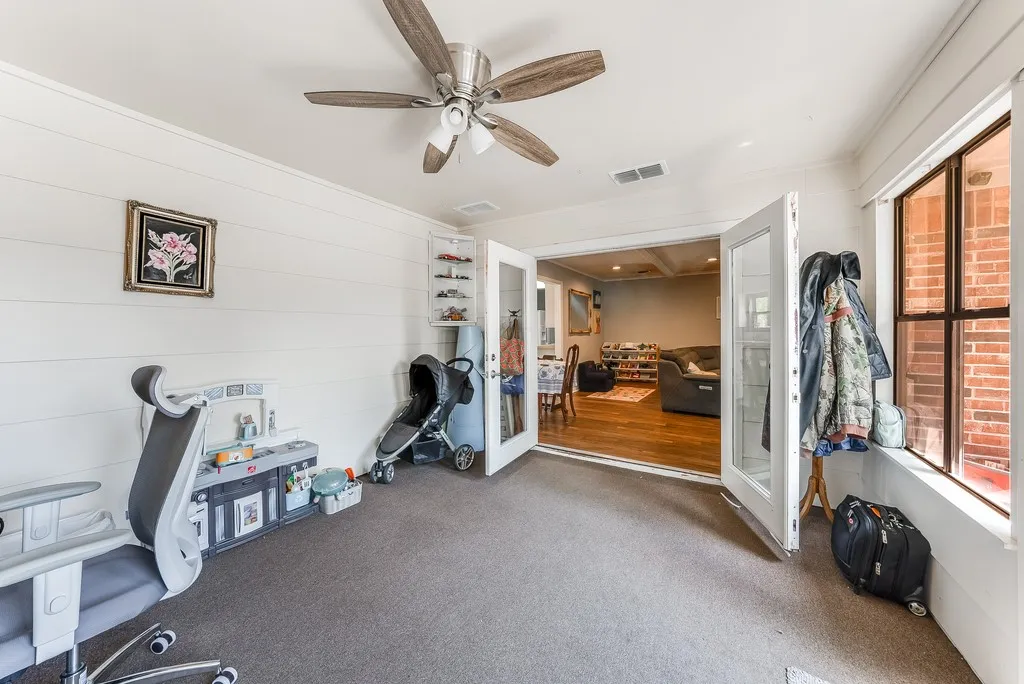 Single Family Residence For Sale in Grayson County , 2702 Shoreline Drive, Sherman, Texas 75092, 3 Bedroom, 2 Bathroom, 2 Garage spaces, 2,067 Sqft, built in 1968, mls#21356308, Real Estate Agent in Sherman, Homes For Sale in Grayson county, Homes For Sale in Sherman, Realtor in Sherman Texas, Real Estate Brokerage Independent Realty Texas, Luminita Cordes Realtor