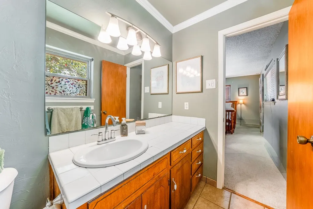 Single Family Residence For Sale in Grayson County , 2702 Shoreline Drive, Sherman, Texas 75092, 3 Bedroom, 2 Bathroom, 2 Garage spaces, 2,067 Sqft, built in 1968, mls#21356308, Real Estate Agent in Sherman, Homes For Sale in Grayson county, Homes For Sale in Sherman, Realtor in Sherman Texas, Real Estate Brokerage Independent Realty Texas, Luminita Cordes Realtor