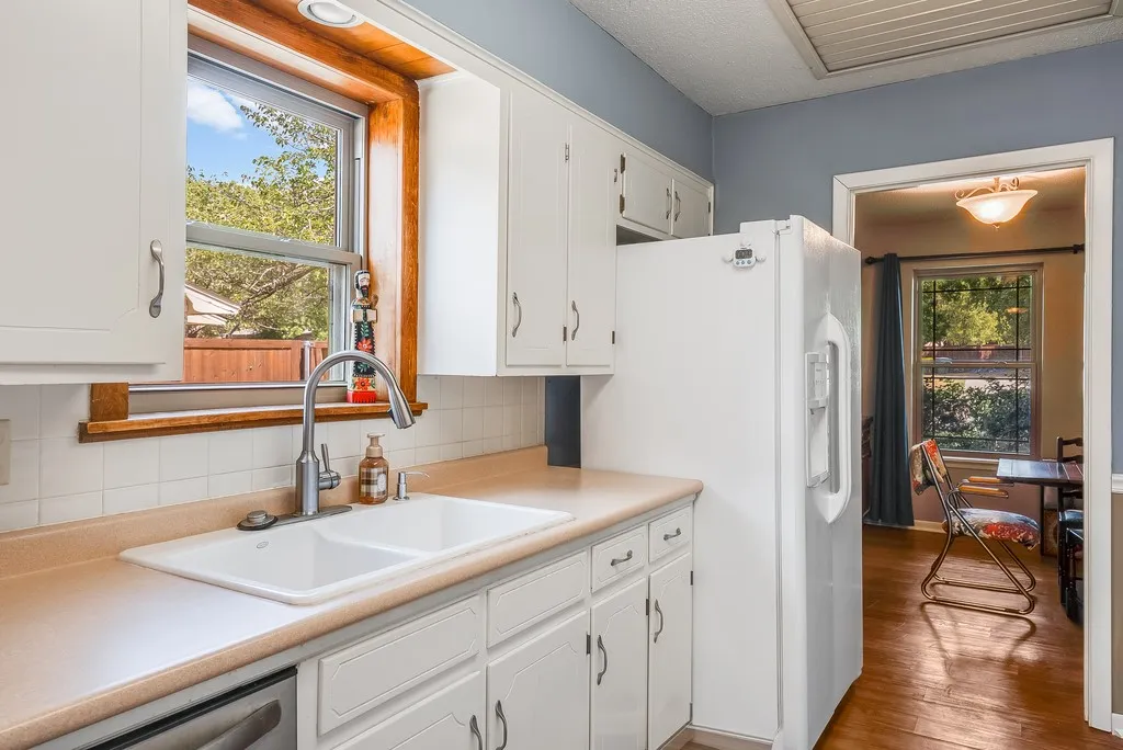 Single Family Residence For Sale in Grayson County , 2702 Shoreline Drive, Sherman, Texas 75092, 3 Bedroom, 2 Bathroom, 2 Garage spaces, 2,067 Sqft, built in 1968, mls#21356308, Real Estate Agent in Sherman, Homes For Sale in Grayson county, Homes For Sale in Sherman, Realtor in Sherman Texas, Real Estate Brokerage Independent Realty Texas, Luminita Cordes Realtor