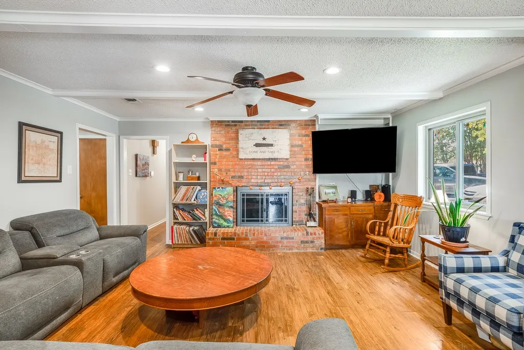 Single Family Residence For Sale in Grayson County , 2702 Shoreline Drive, Sherman, Texas 75092, 3 Bedroom, 2 Bathroom, 2 Garage spaces, 2,067 Sqft, built in 1968, mls#21356308, Real Estate Agent in Sherman, Homes For Sale in Grayson county, Homes For Sale in Sherman, Realtor in Sherman Texas, Real Estate Brokerage Independent Realty Texas, Luminita Cordes Realtor