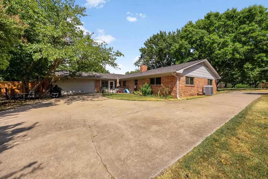 Single Family Residence For Sale in Grayson County , 2702 Shoreline Drive, Sherman, Texas 75092, 3 Bedroom, 2 Bathroom, 2 Garage spaces, 2,067 Sqft, built in 1968, mls#21356308, Real Estate Agent in Sherman, Homes For Sale in Grayson county, Homes For Sale in Sherman, Realtor in Sherman Texas, Real Estate Brokerage Independent Realty Texas, Luminita Cordes Realtor