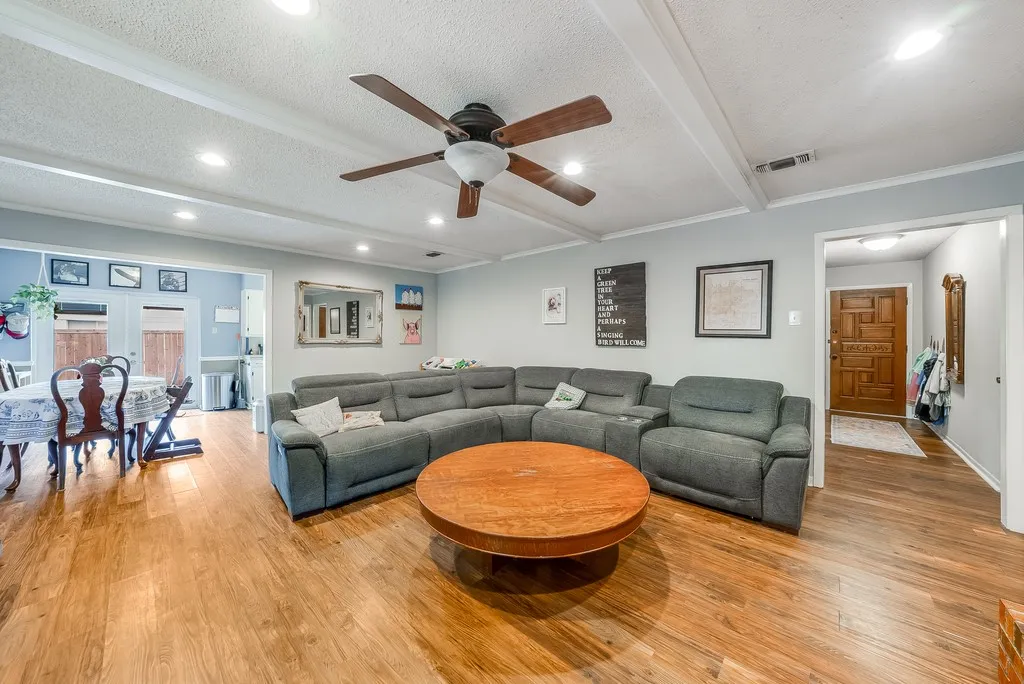 Single Family Residence For Sale in Grayson County , 2702 Shoreline Drive, Sherman, Texas 75092, 3 Bedroom, 2 Bathroom, 2 Garage spaces, 2,067 Sqft, built in 1968, mls#21356308, Real Estate Agent in Sherman, Homes For Sale in Grayson county, Homes For Sale in Sherman, Realtor in Sherman Texas, Real Estate Brokerage Independent Realty Texas, Luminita Cordes Realtor