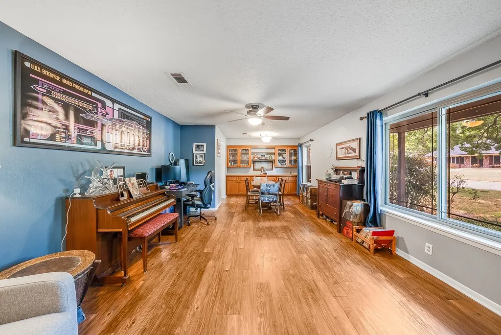 Single Family Residence For Sale in Grayson County , 2702 Shoreline Drive, Sherman, Texas 75092, 3 Bedroom, 2 Bathroom, 2 Garage spaces, 2,067 Sqft, built in 1968, mls#21356308, Real Estate Agent in Sherman, Homes For Sale in Grayson county, Homes For Sale in Sherman, Realtor in Sherman Texas, Real Estate Brokerage Independent Realty Texas, Luminita Cordes Realtor