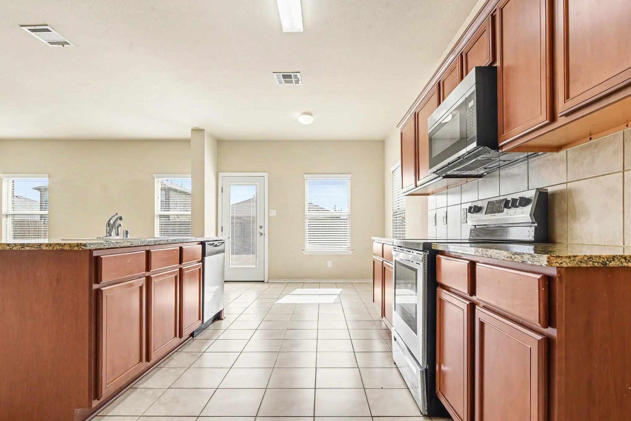 Single Family Residence For Sale in Kaufman County , 2315 Julia Lane, Forney, Texas 75126, 5 Bedroom, 3 Bathroom, 2 Garage spaces, 2,671 Sqft, built in 2018, mls#21389118, Real Estate Agent in Forney, Homes For Sale in Kaufman county, Homes For Sale in Forney, Realtor in Forney Texas, Real Estate Brokerage Independent Realty Texas, Luminita Cordes Realtor