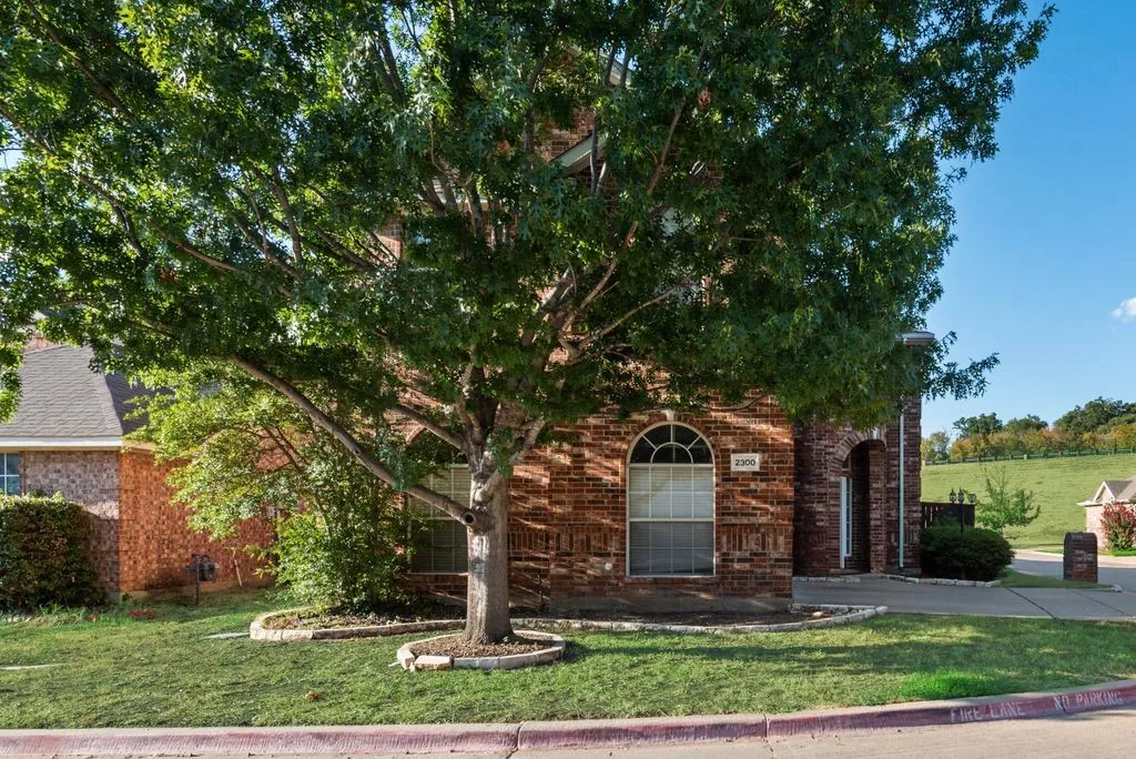 Single Family Residence For Sale in Tarrant County , 2300 Springmere Drive, Arlington, Texas 76012, 4 Bedroom, 3 Bathroom, 2 Garage spaces, 2,404 Sqft, built in 2001, mls#21387398, Real Estate Agent in Arlington, Homes For Sale in Tarrant county, Homes For Sale in Arlington, Realtor in Arlington Texas, Real Estate Brokerage Independent Realty Texas, Luminita Cordes Realtor