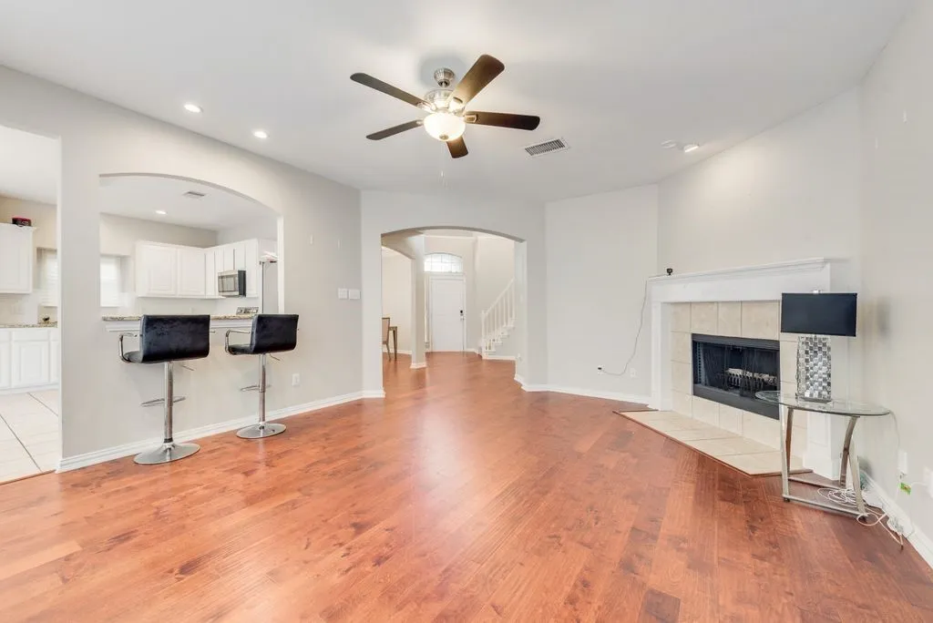 Single Family Residence For Sale in Tarrant County , 2300 Springmere Drive, Arlington, Texas 76012, 4 Bedroom, 3 Bathroom, 2 Garage spaces, 2,404 Sqft, built in 2001, mls#21387398, Real Estate Agent in Arlington, Homes For Sale in Tarrant county, Homes For Sale in Arlington, Realtor in Arlington Texas, Real Estate Brokerage Independent Realty Texas, Luminita Cordes Realtor