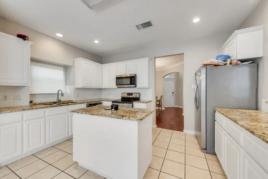 Single Family Residence For Sale in Tarrant County , 2300 Springmere Drive, Arlington, Texas 76012, 4 Bedroom, 3 Bathroom, 2 Garage spaces, 2,404 Sqft, built in 2001, mls#21387398, Real Estate Agent in Arlington, Homes For Sale in Tarrant county, Homes For Sale in Arlington, Realtor in Arlington Texas, Real Estate Brokerage Independent Realty Texas, Luminita Cordes Realtor