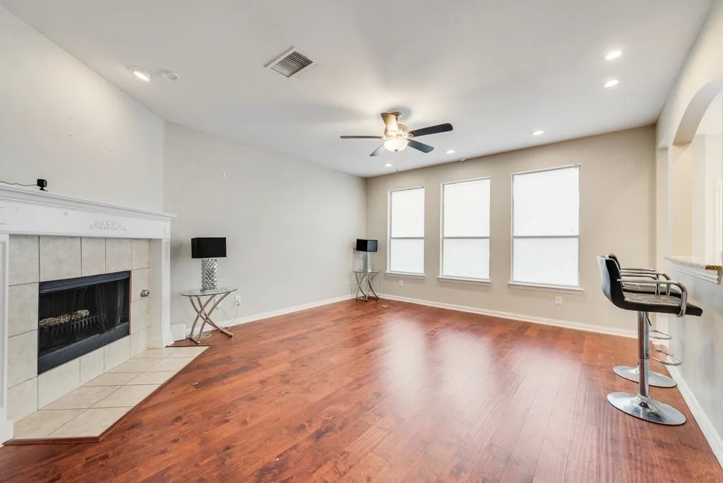 Single Family Residence For Sale in Tarrant County , 2300 Springmere Drive, Arlington, Texas 76012, 4 Bedroom, 3 Bathroom, 2 Garage spaces, 2,404 Sqft, built in 2001, mls#21387398, Real Estate Agent in Arlington, Homes For Sale in Tarrant county, Homes For Sale in Arlington, Realtor in Arlington Texas, Real Estate Brokerage Independent Realty Texas, Luminita Cordes Realtor