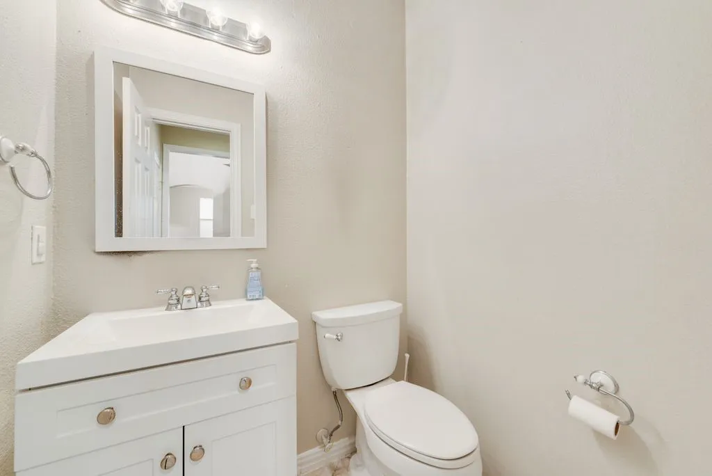 Single Family Residence For Sale in Tarrant County , 2300 Springmere Drive, Arlington, Texas 76012, 4 Bedroom, 3 Bathroom, 2 Garage spaces, 2,404 Sqft, built in 2001, mls#21387398, Real Estate Agent in Arlington, Homes For Sale in Tarrant county, Homes For Sale in Arlington, Realtor in Arlington Texas, Real Estate Brokerage Independent Realty Texas, Luminita Cordes Realtor