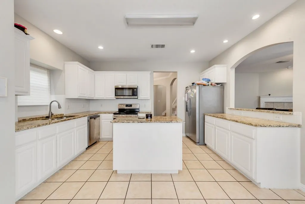 Single Family Residence For Sale in Tarrant County , 2300 Springmere Drive, Arlington, Texas 76012, 4 Bedroom, 3 Bathroom, 2 Garage spaces, 2,404 Sqft, built in 2001, mls#21387398, Real Estate Agent in Arlington, Homes For Sale in Tarrant county, Homes For Sale in Arlington, Realtor in Arlington Texas, Real Estate Brokerage Independent Realty Texas, Luminita Cordes Realtor