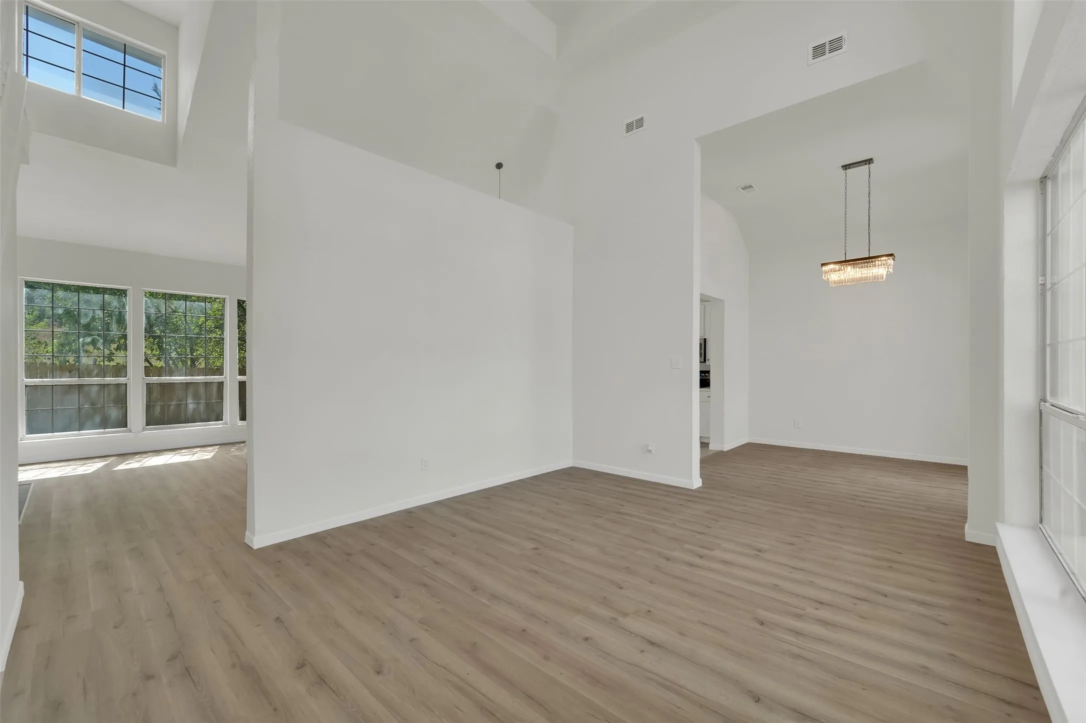 Single Family Residence For Sale in Dallas County , 8316 Autumncrest Court, Dallas, Texas 75249, 4 Bedroom, 3 Bathroom, 2 Garage spaces, 2,201 Sqft, built in 1989, mls#21385366, Real Estate Agent in Dallas, Homes For Sale in Dallas county, Homes For Sale in Dallas, Realtor in Dallas Texas, Real Estate Brokerage Independent Realty Texas, Luminita Cordes Realtor